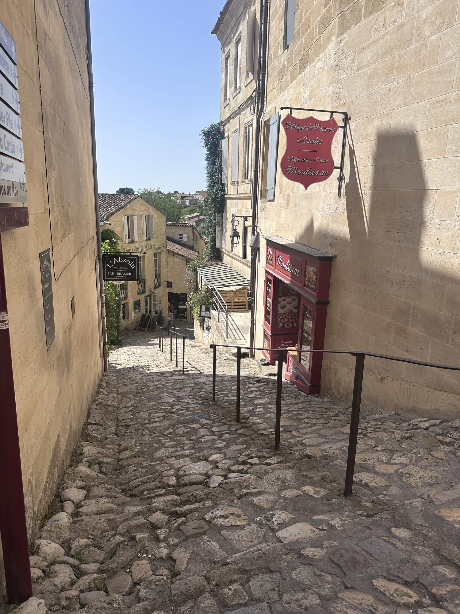Steile Kopfsteinpflastergasse in Saint-Émilion