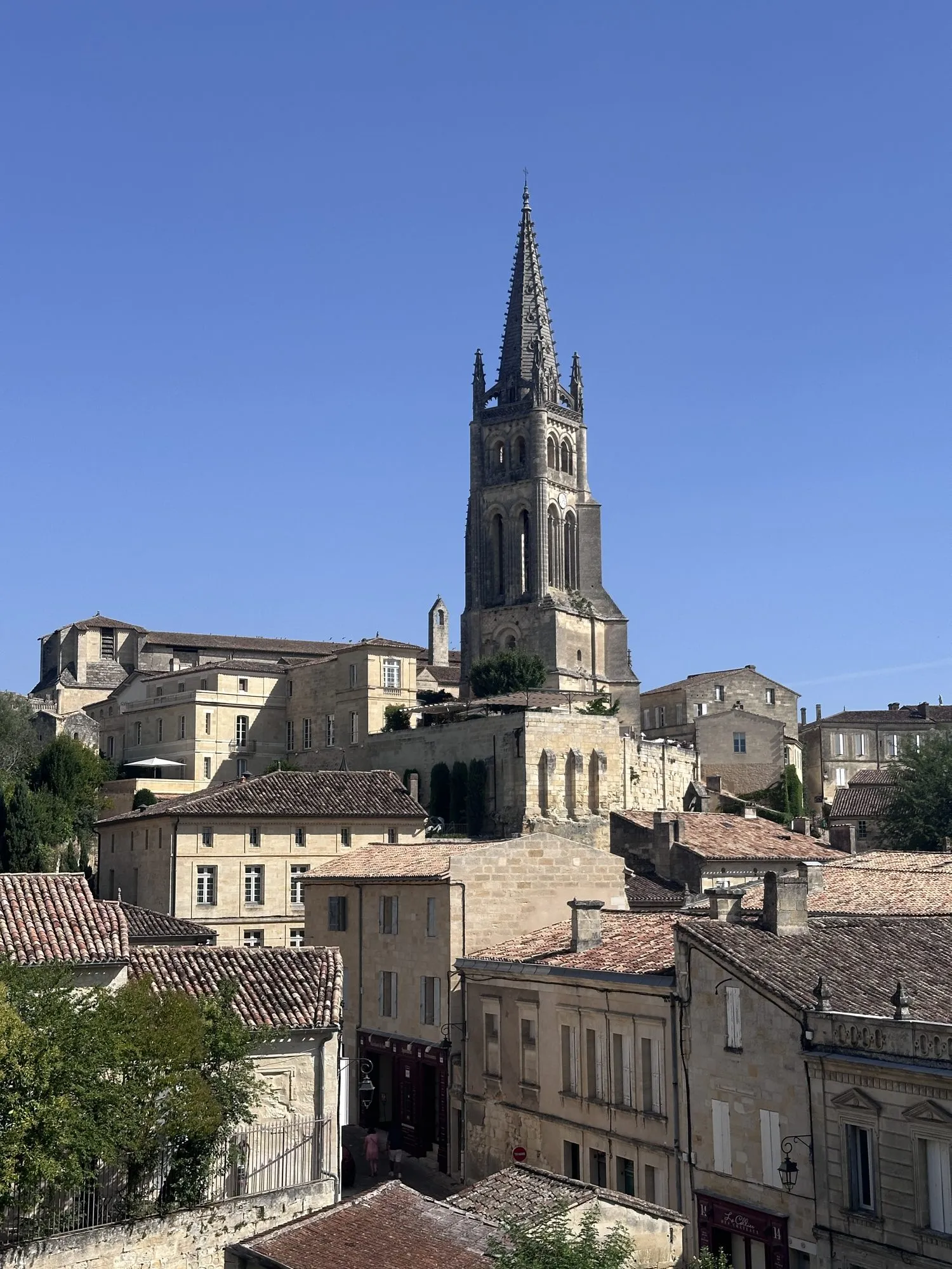 Glockenturm der Monolithkirche über den Dächern von Saint-Émilion