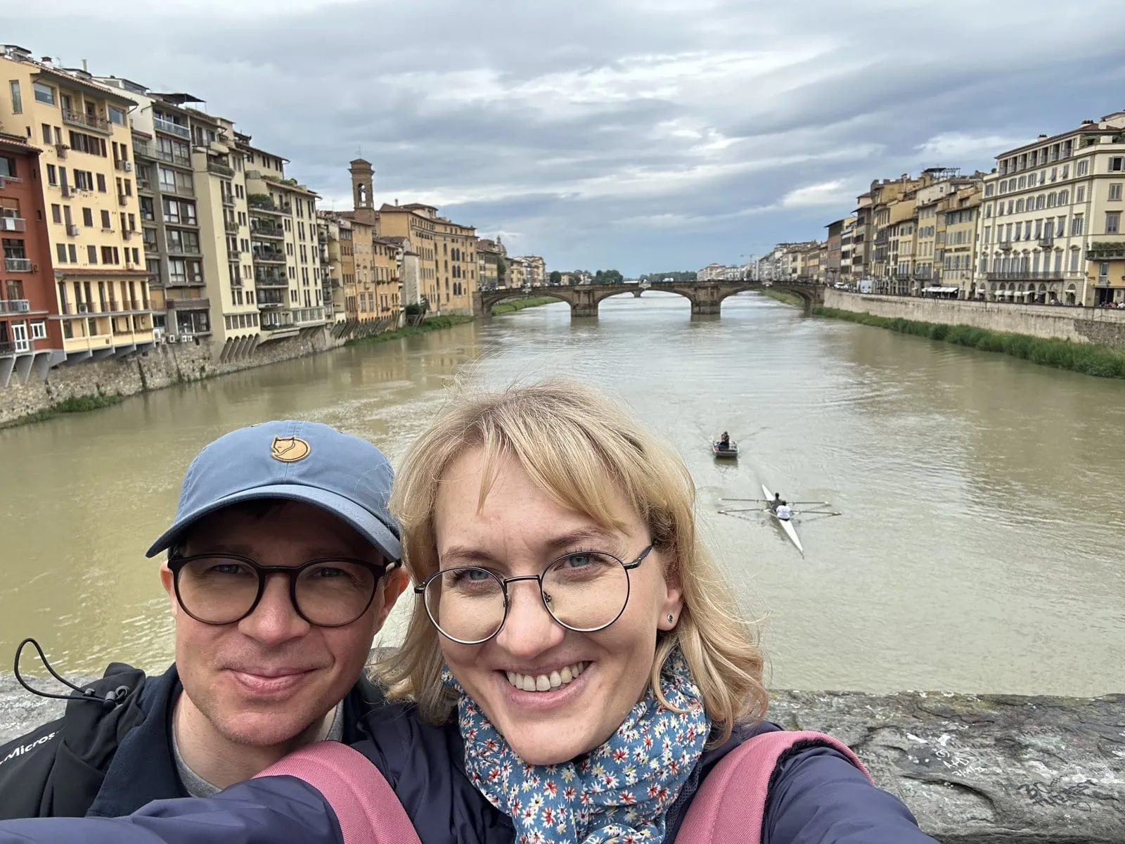 Iwona und Lukas auf einer Brücke über dem Arno in Florenz