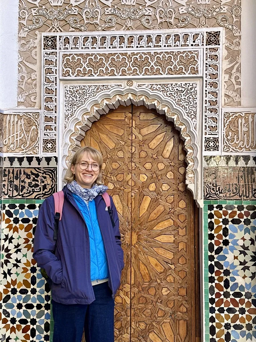 Iwona vor einem kunstvoll verzierten Tor in Marokko