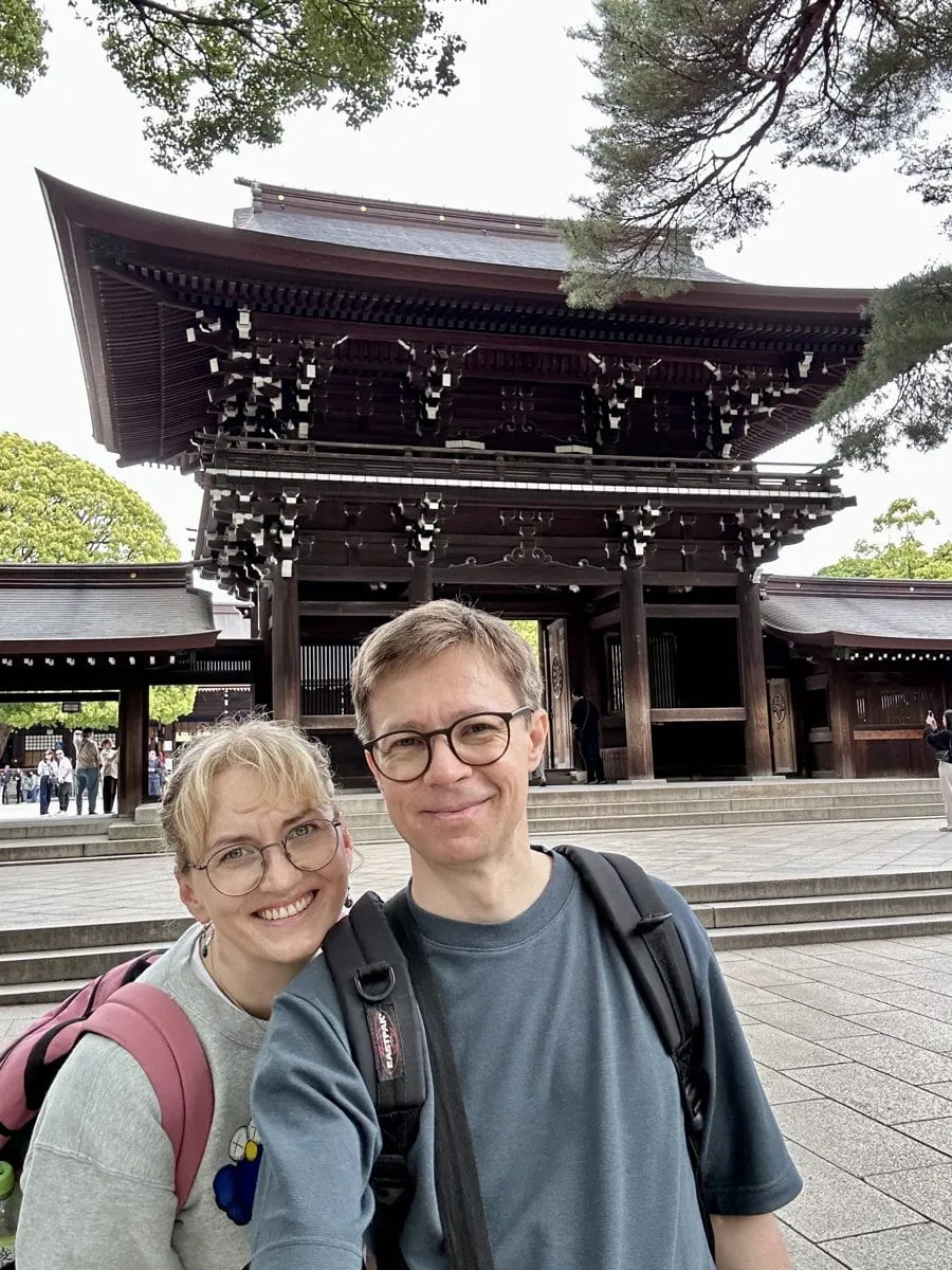 Iwona und Lukas vor einem hölzernen Schreintor in Japan