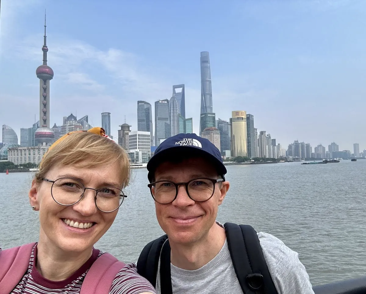 Iwona und Lukas vor der Skyline von Shanghai am Huangpu-Fluss