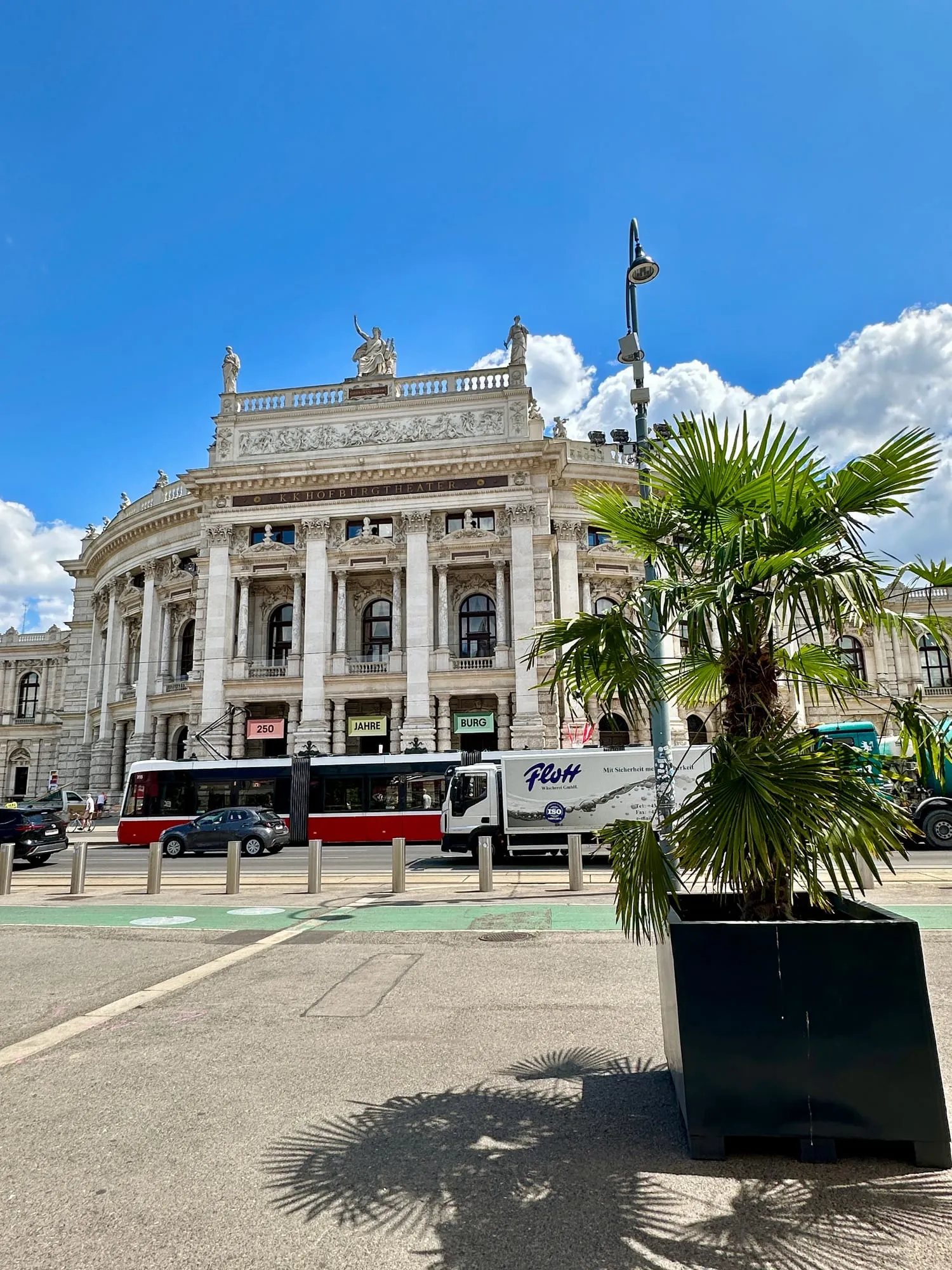 Burgtheater an der Ringstrasse mit vorbeifahrender Strassenbahn.