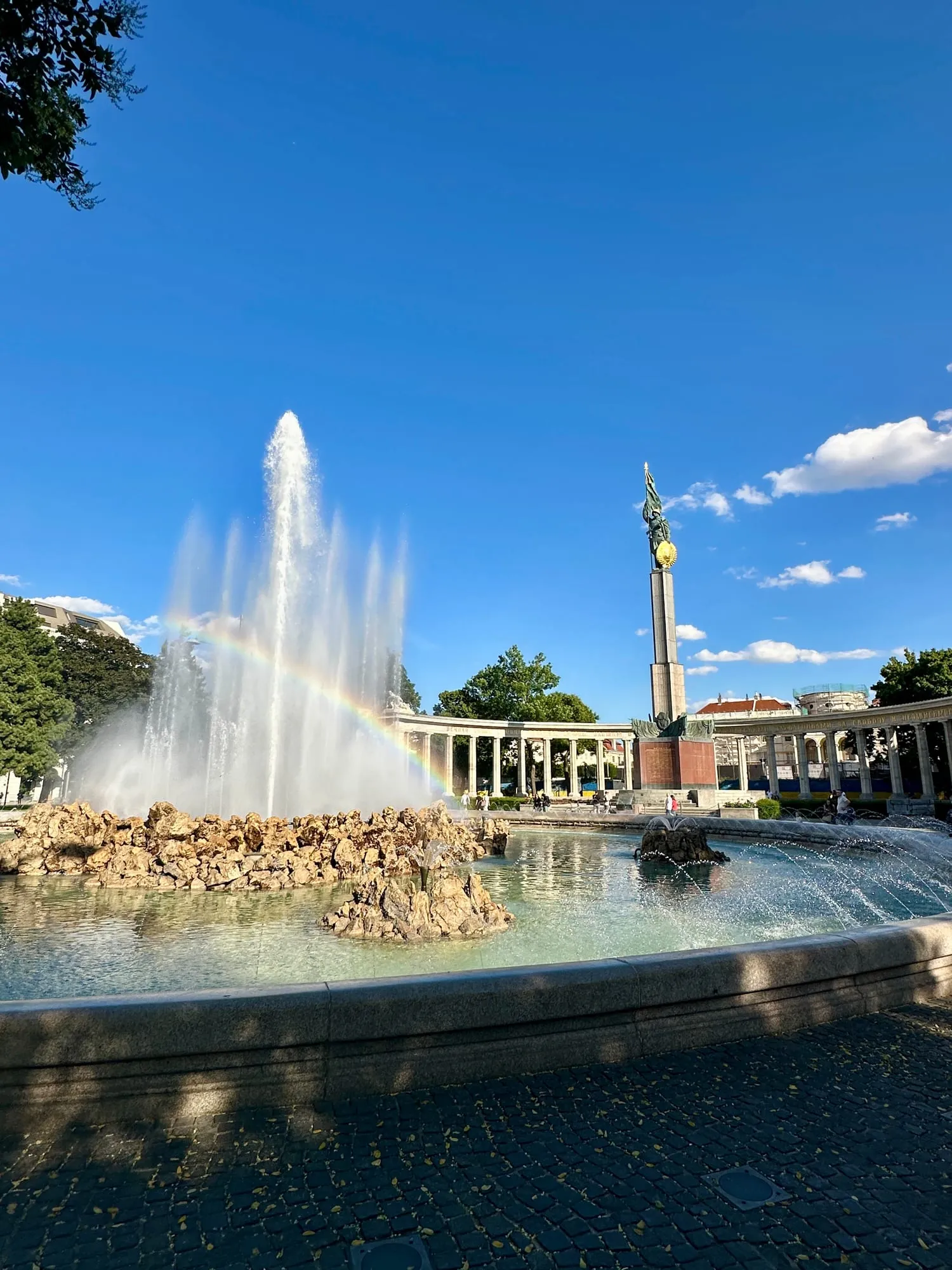 Hochstrahlbrunnen am Schwarzenbergplatz mit Regenbogen.