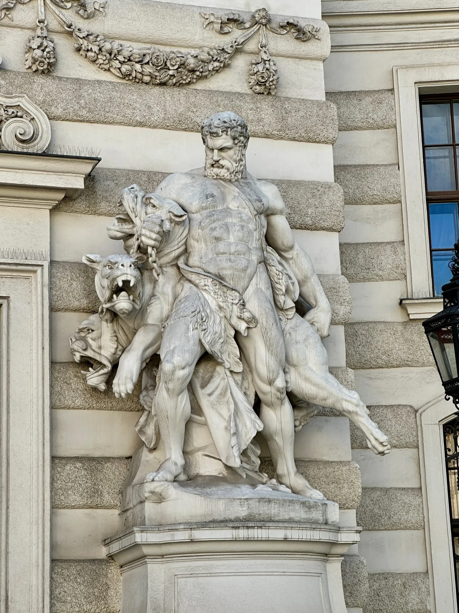 Herkulesstatue mit Kerberos am Michaelertor der Hofburg.