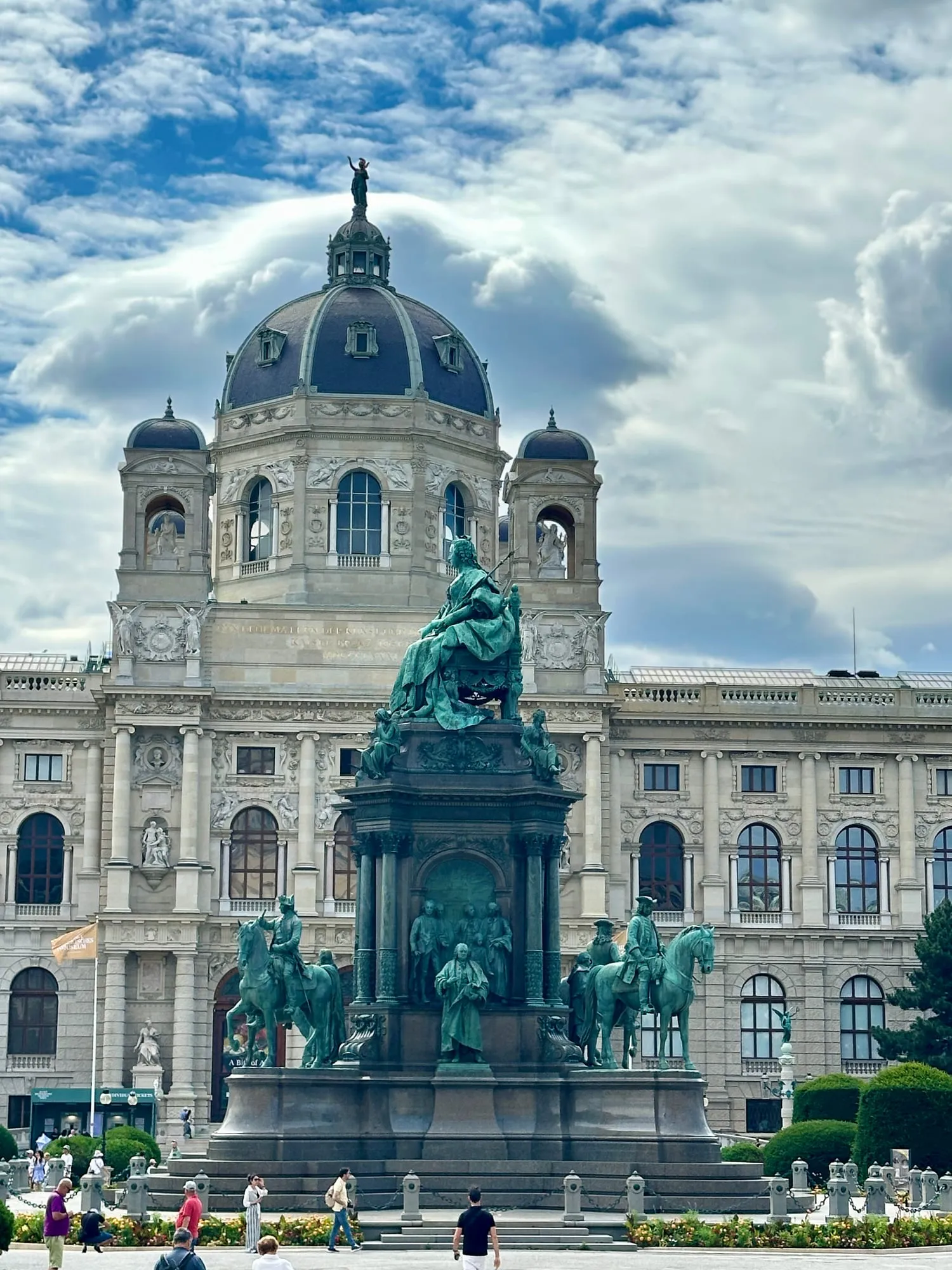 Maria-Theresien-Denkmal vor dem Naturhistorischen Museum.