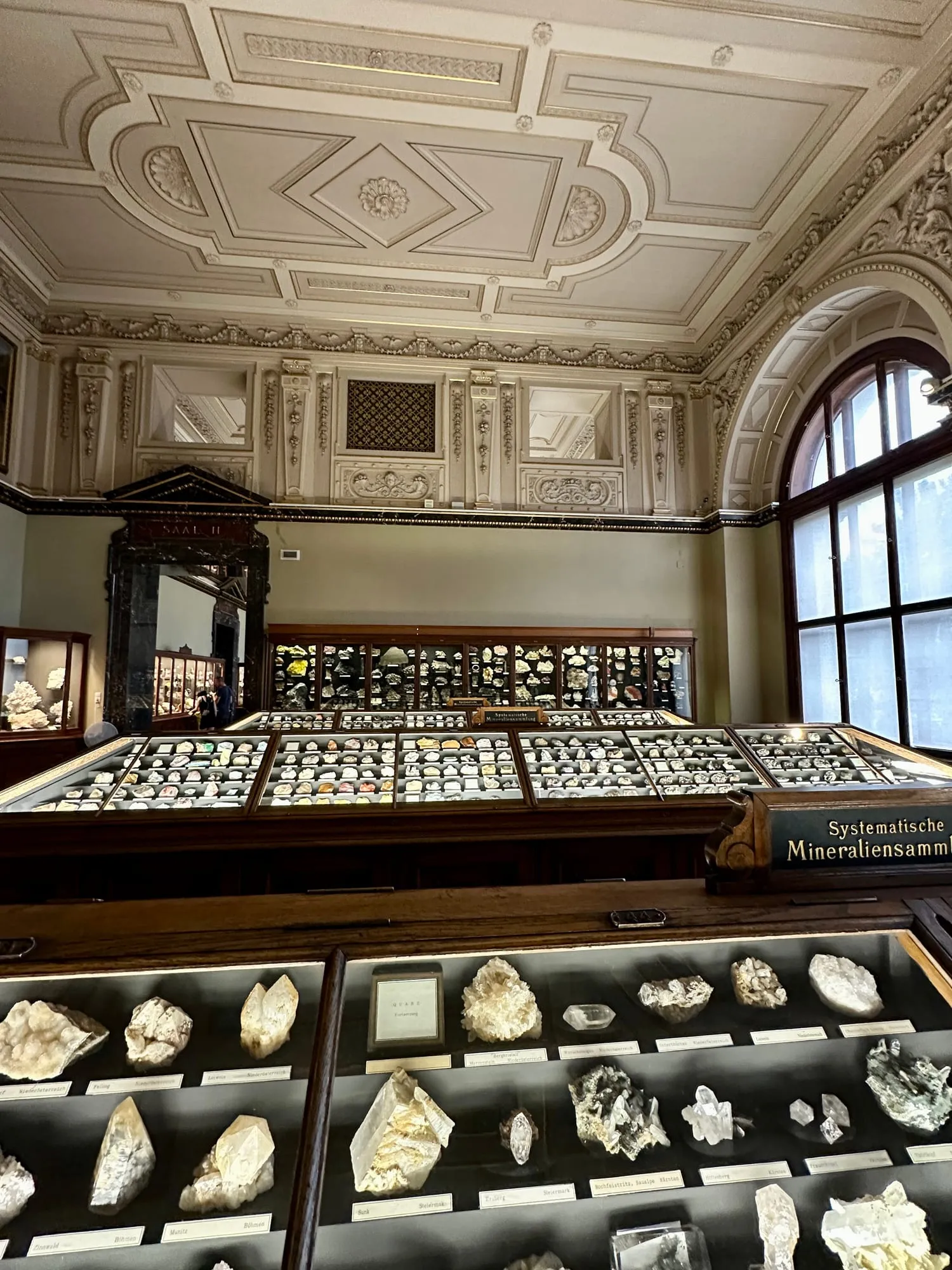 Historischer Mineraliensaal im Naturhistorischen Museum Wien.