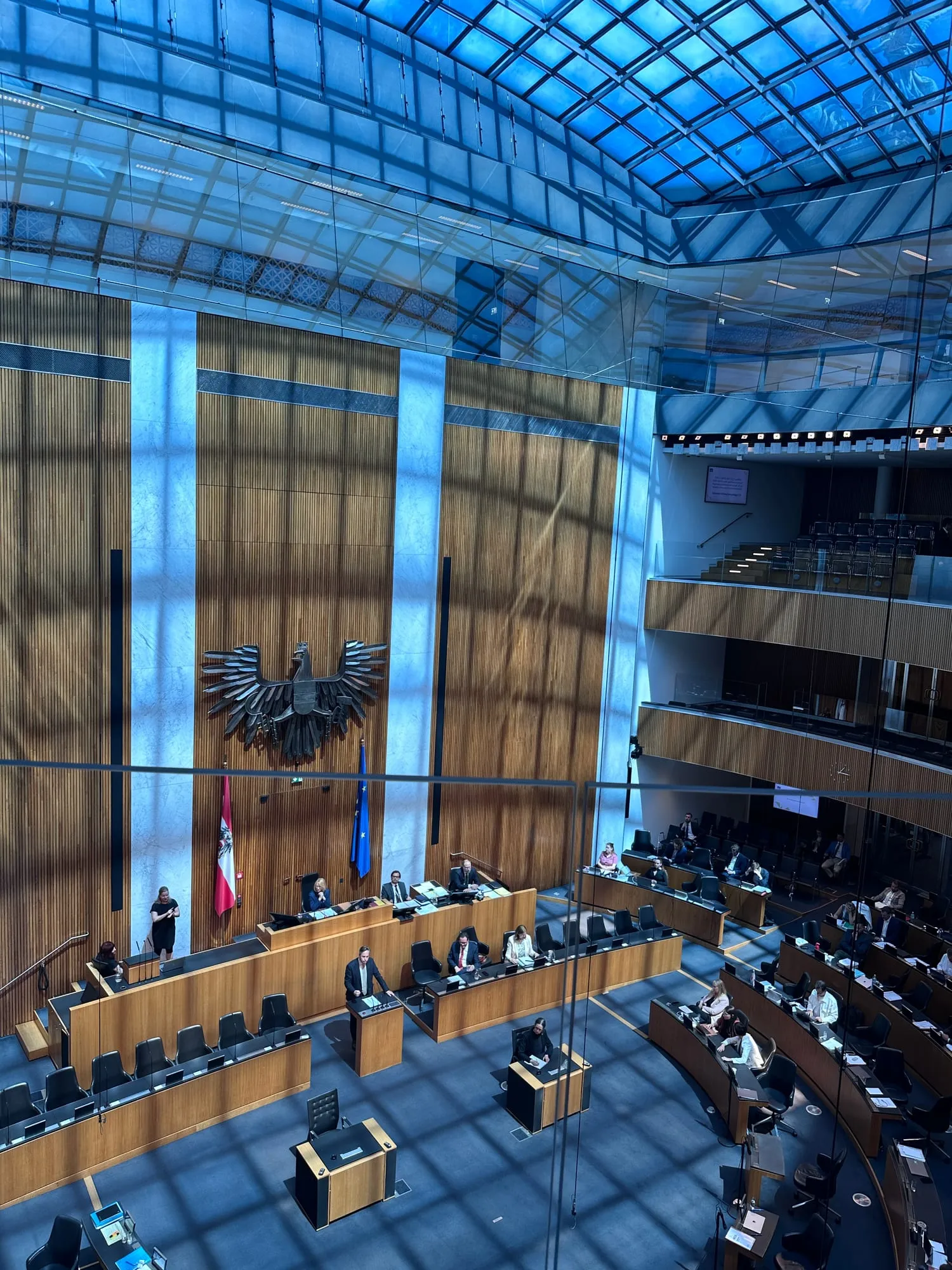 Blick von der Besuchergalerie in den Nationalratssaal des österreichischen Parlaments.