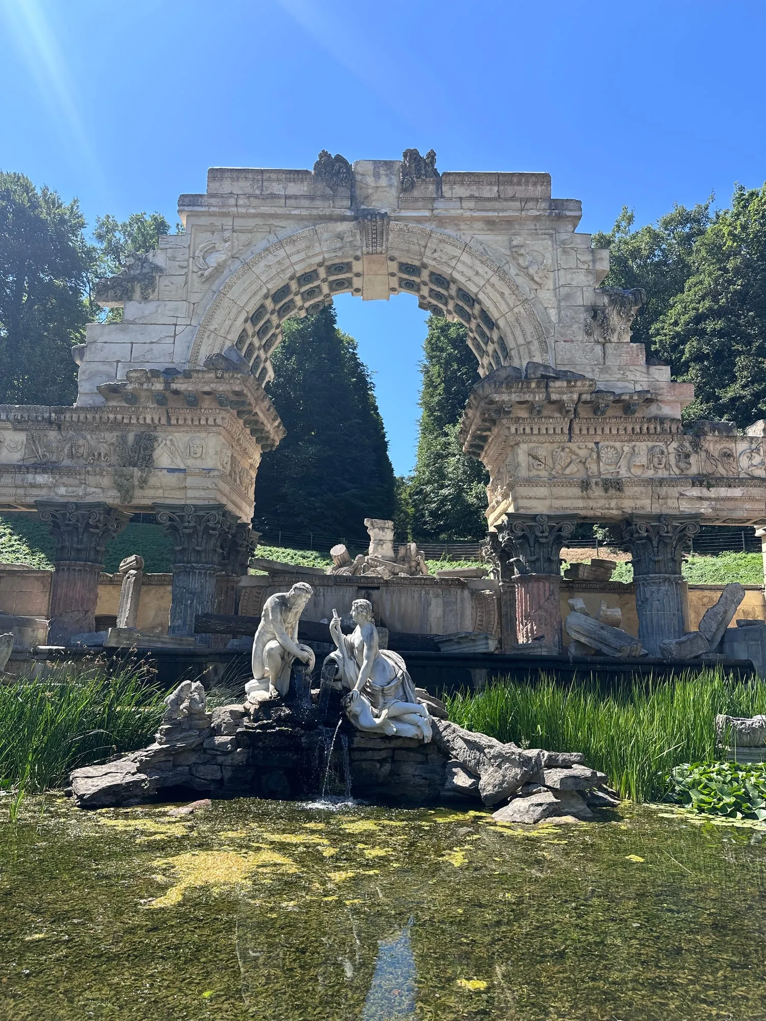 Römische Ruine mit Brunnen im Schlosspark Schönbrunn.
