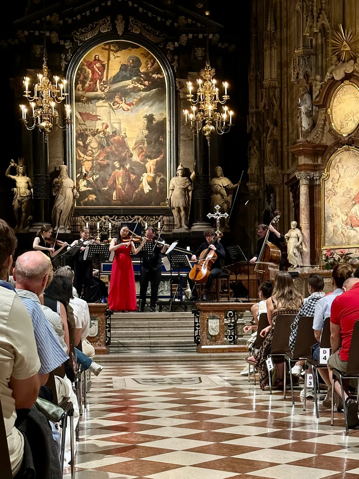 Klassisches Konzert vor dem Hochaltar im Stephansdom.