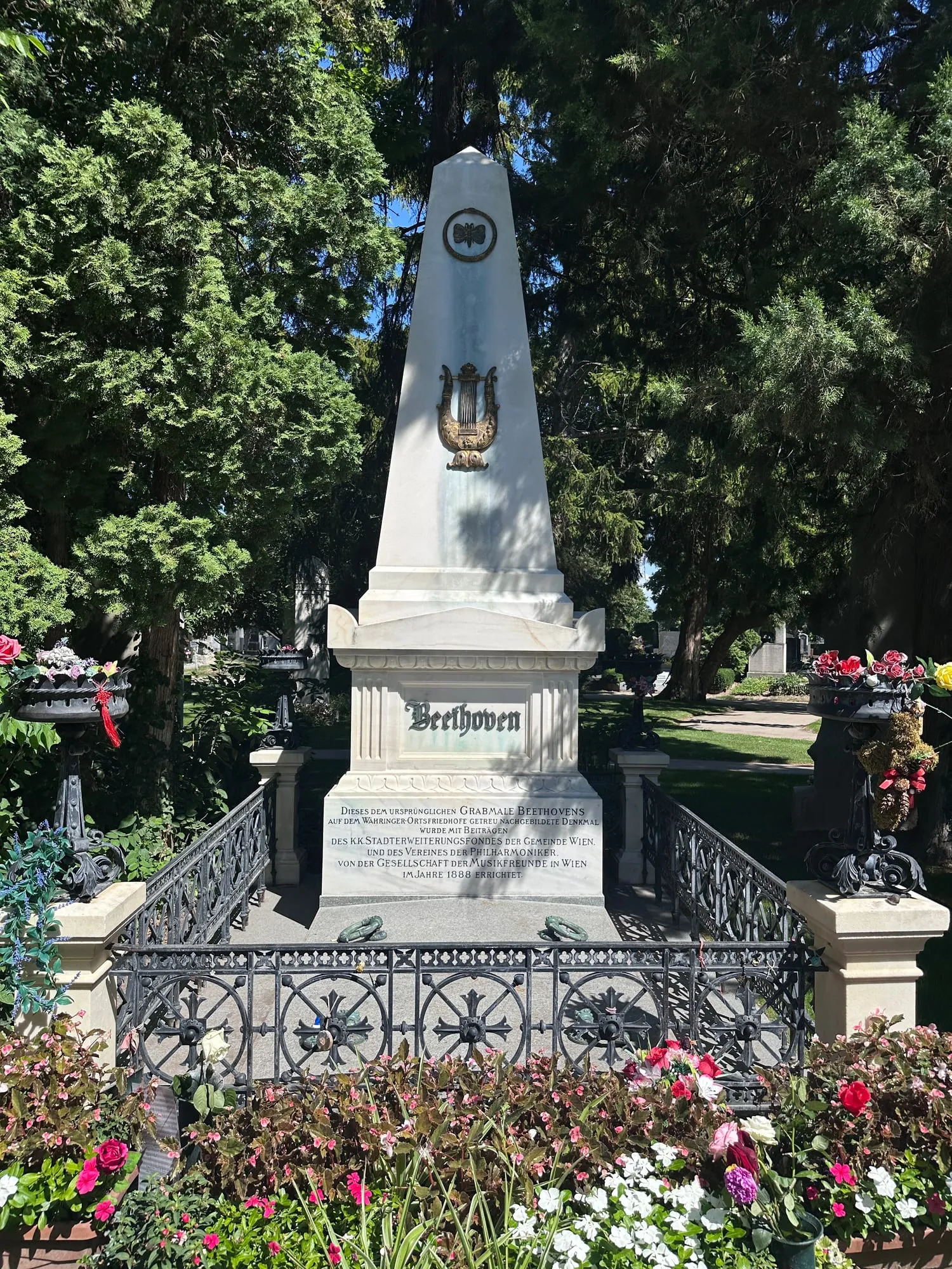 Ehrengrab Ludwig van Beethovens auf dem Wiener Zentralfriedhof.