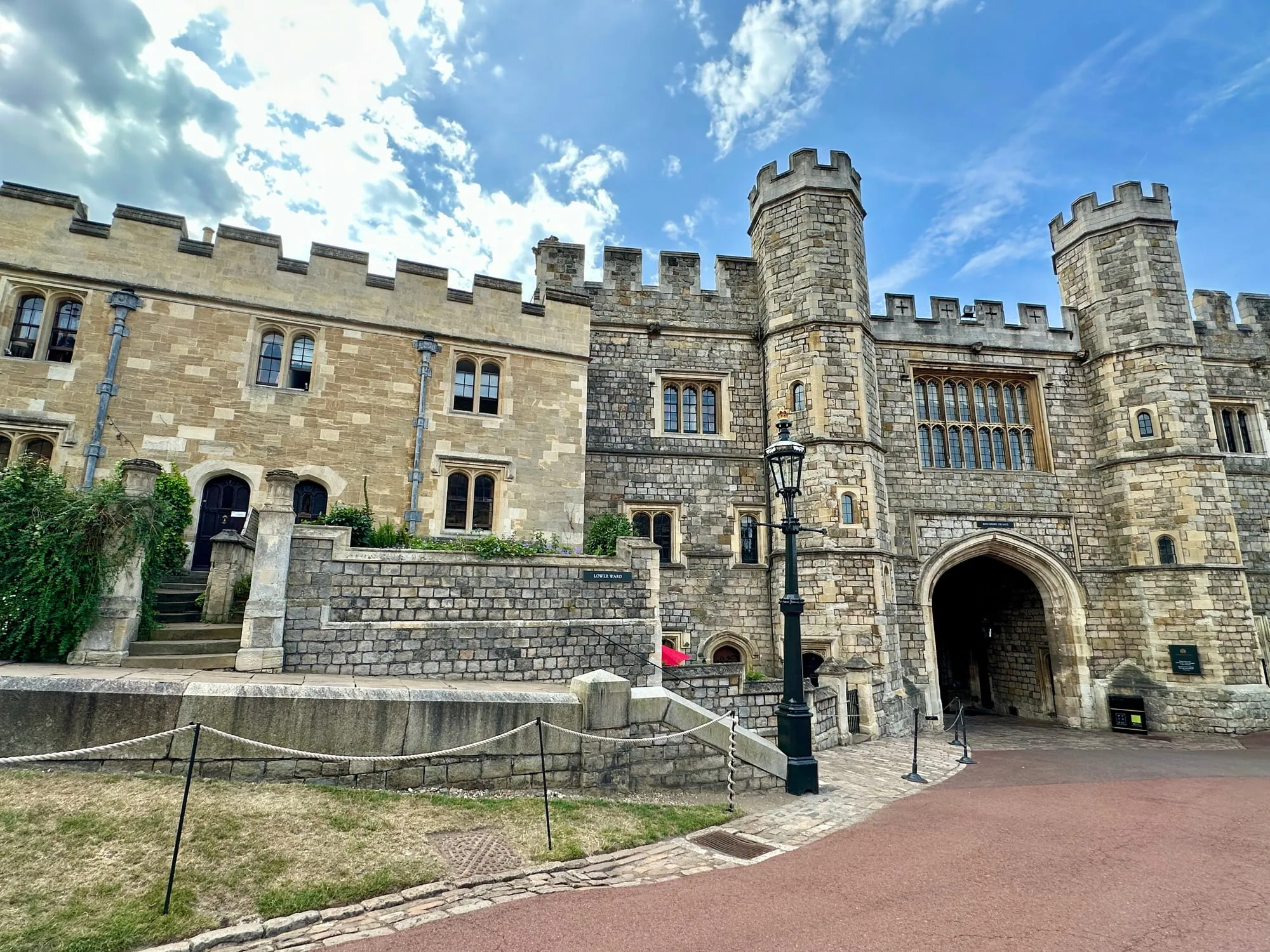 Der Lower Ward von Windsor Castle mit dem Torbogen des King Henry VIII Gate zwischen zwei Zinnentürmen.