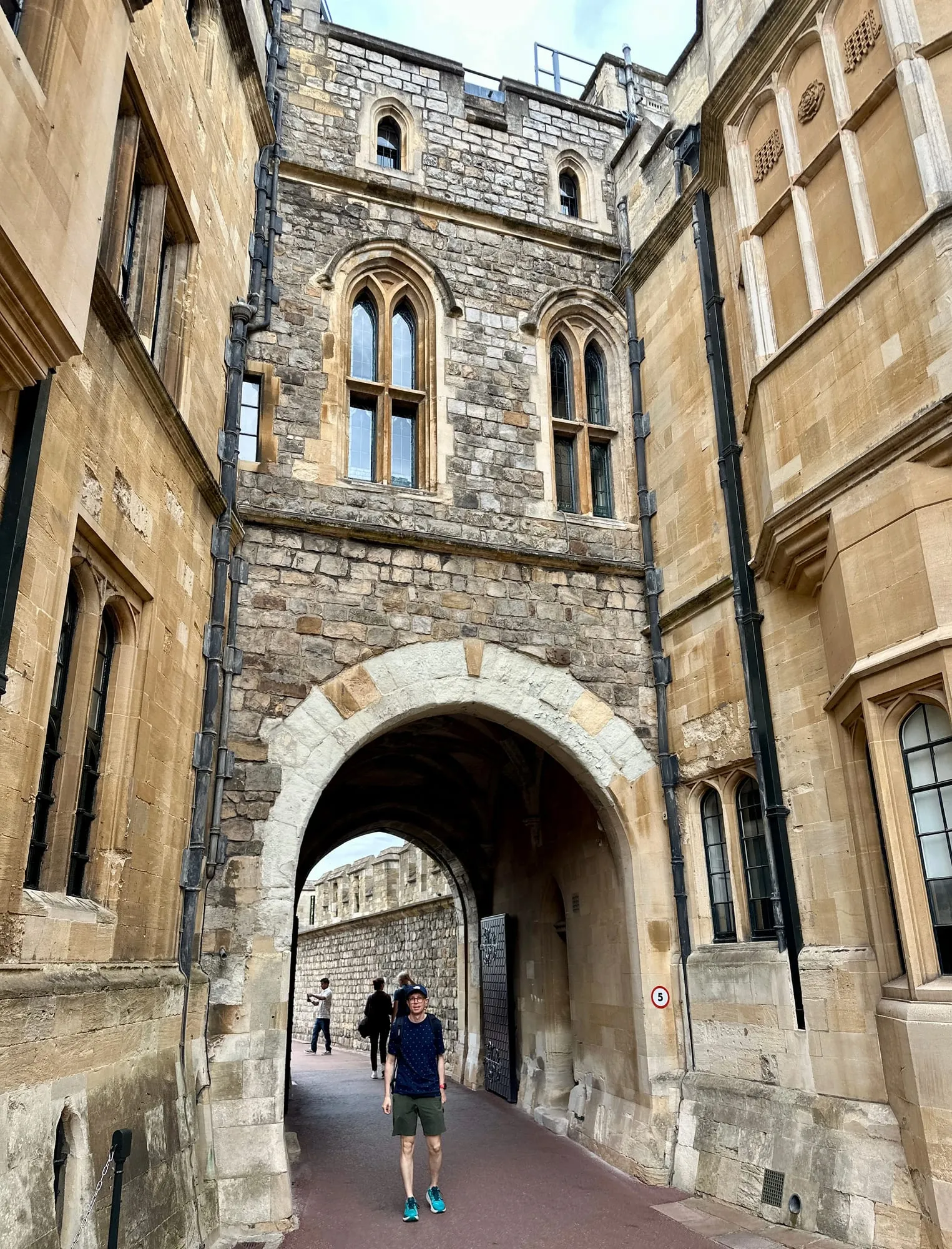 Hoher gotischer Torbogen zwischen den Gebäuden im Inneren von Windsor Castle.