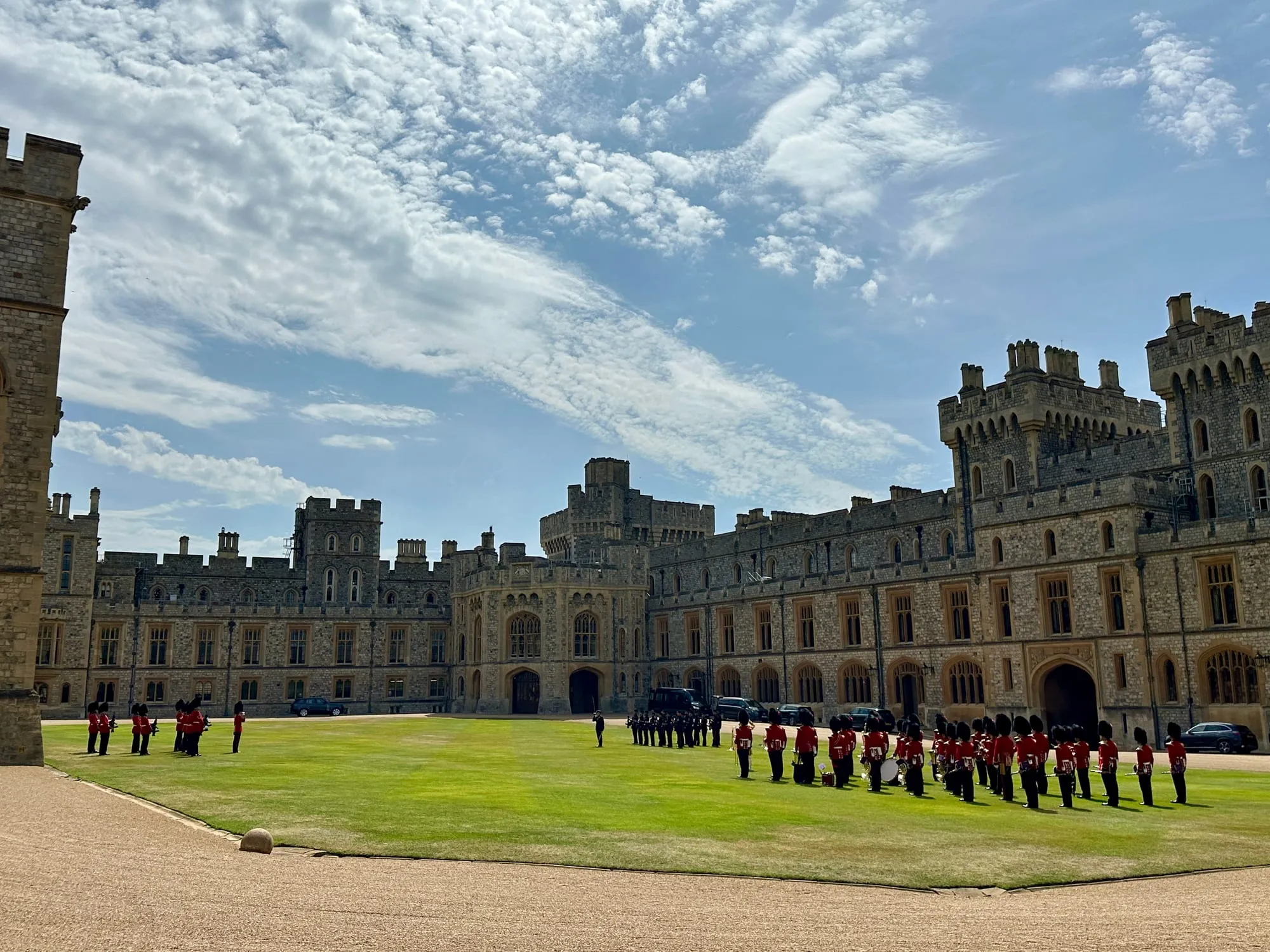 Angetretene Gardisten und Musikkorps auf dem Rasen im Quadrangle von Windsor Castle.