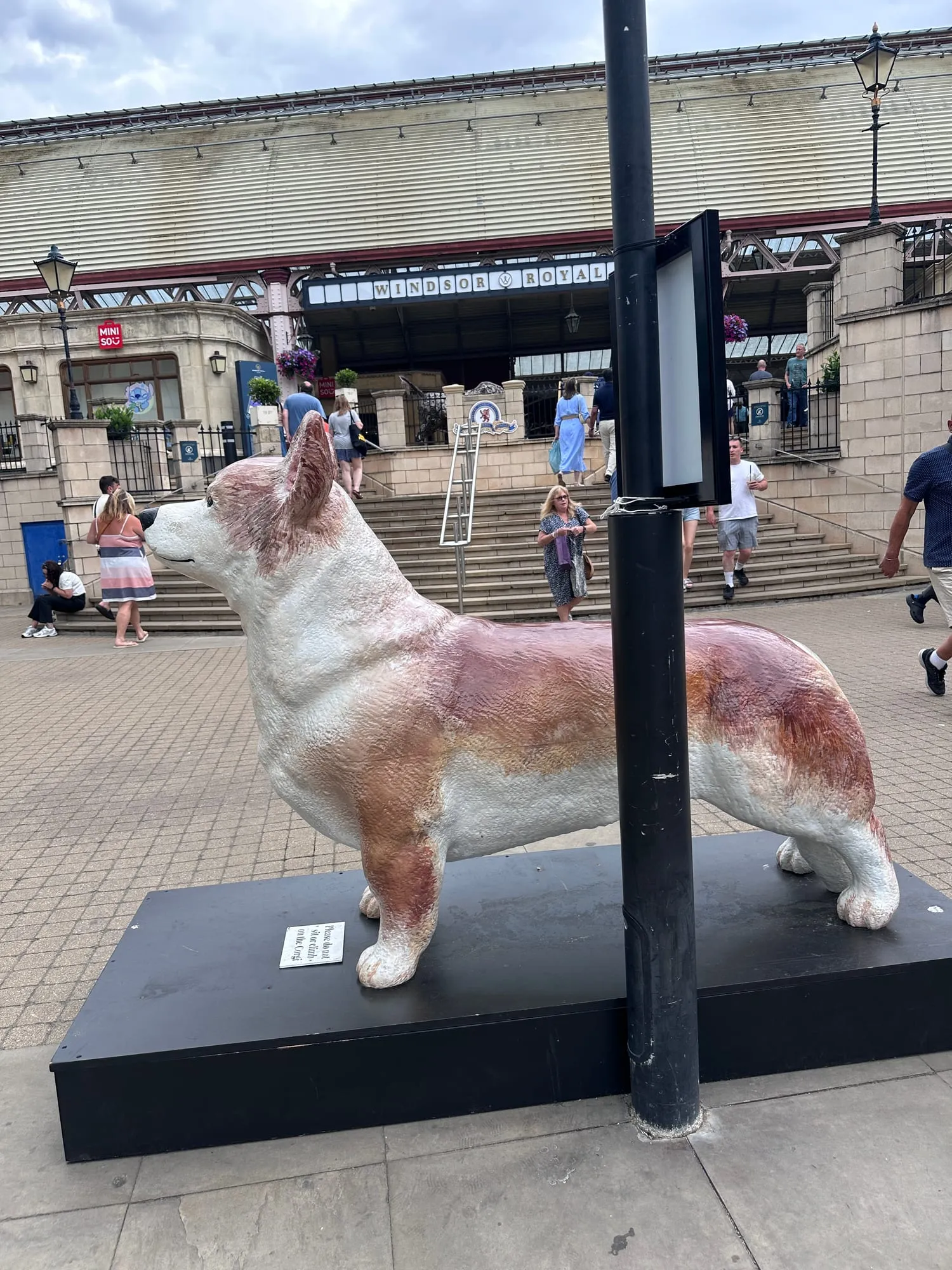 Grosse Corgi-Skulptur vor dem Bahnhofsgebäude Windsor Royal Station.